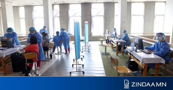 Фото: боловсролын салбарын ажилчид дархлаажуулалтад хамрагдаж байна